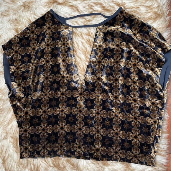 UO Ecote Athena cutout printed velvet top - Picture 7 of 10